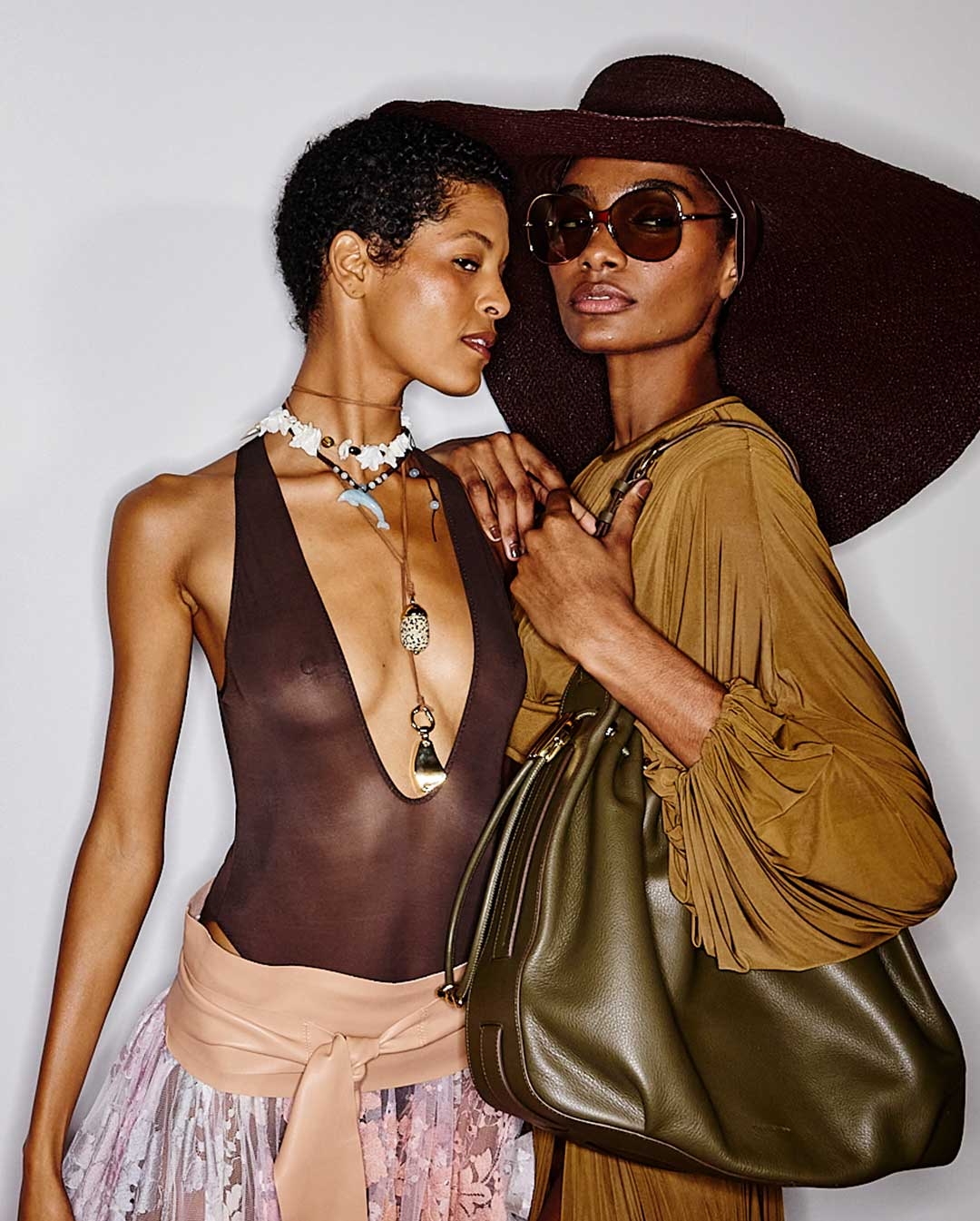 Laiza in look 48 and Elisa in look 15 