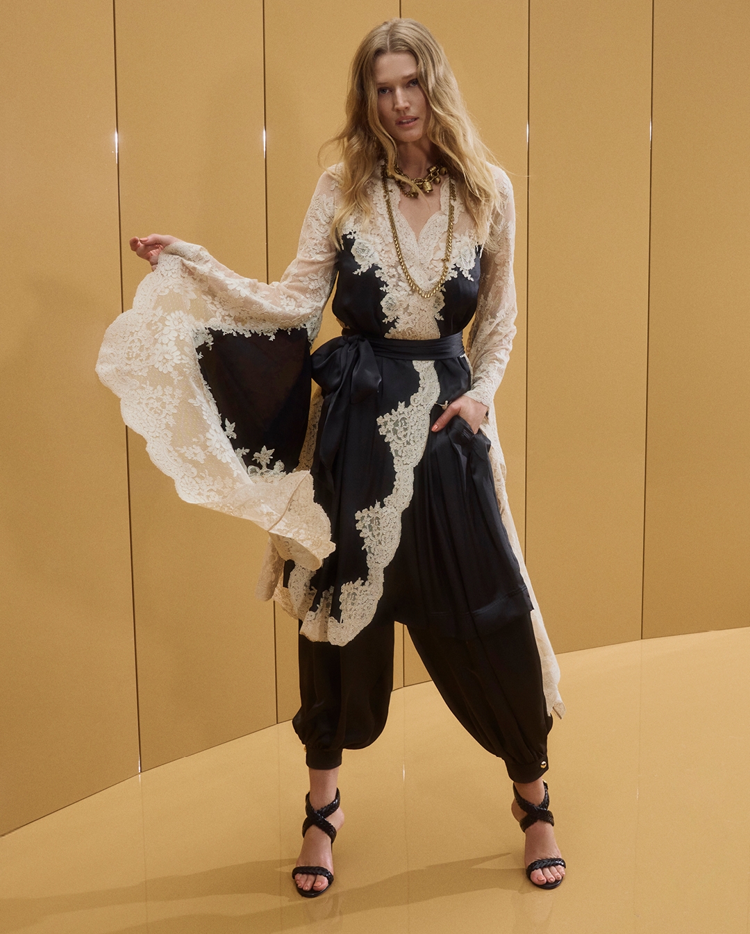Toni in look 44 