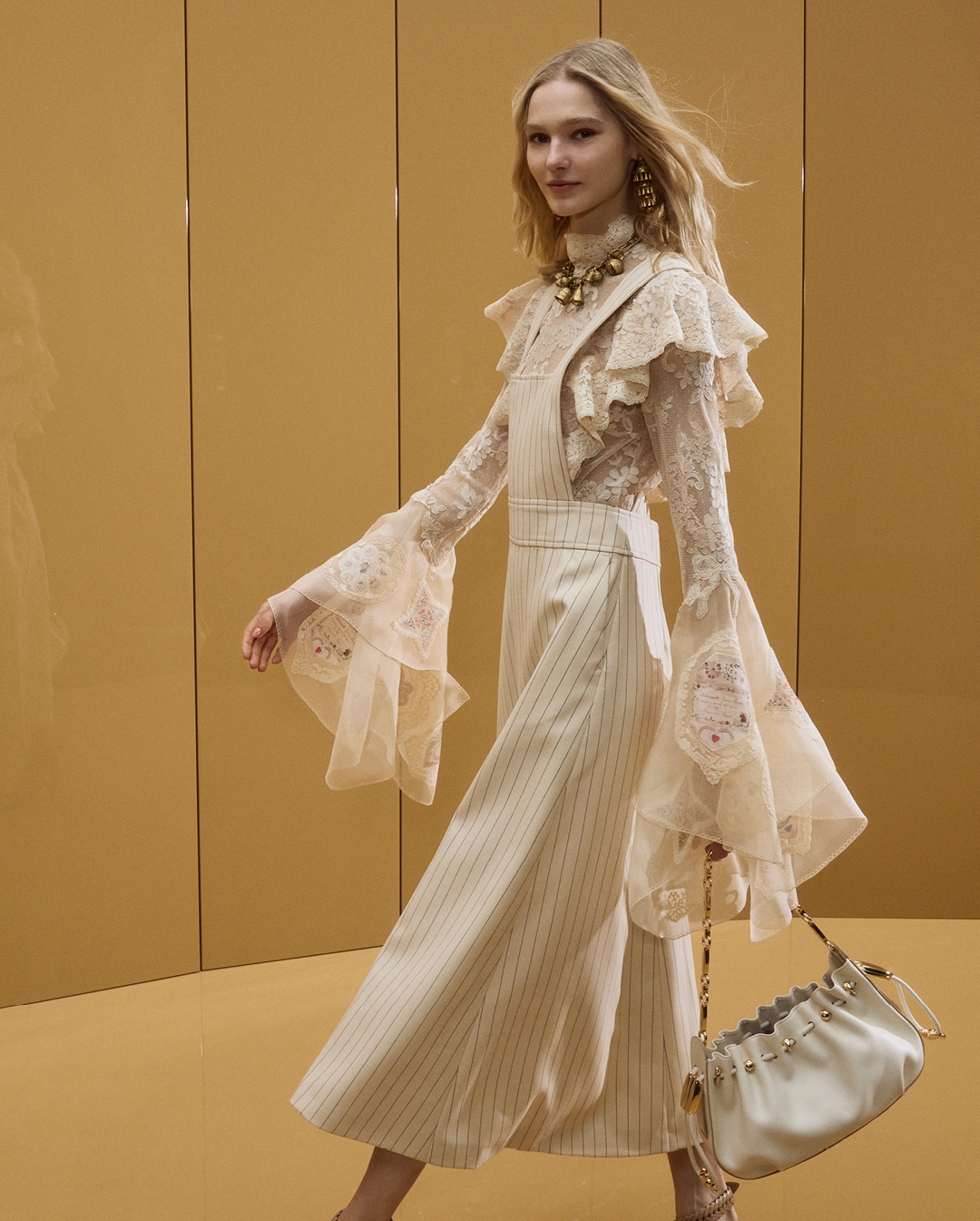 Valeria in look 7 