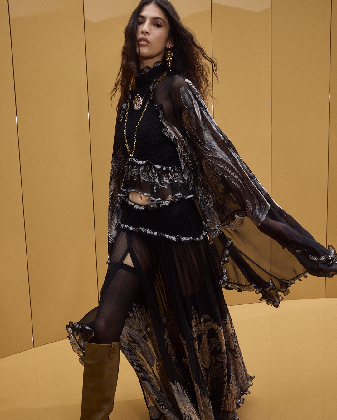 Gabrielly in look 39 