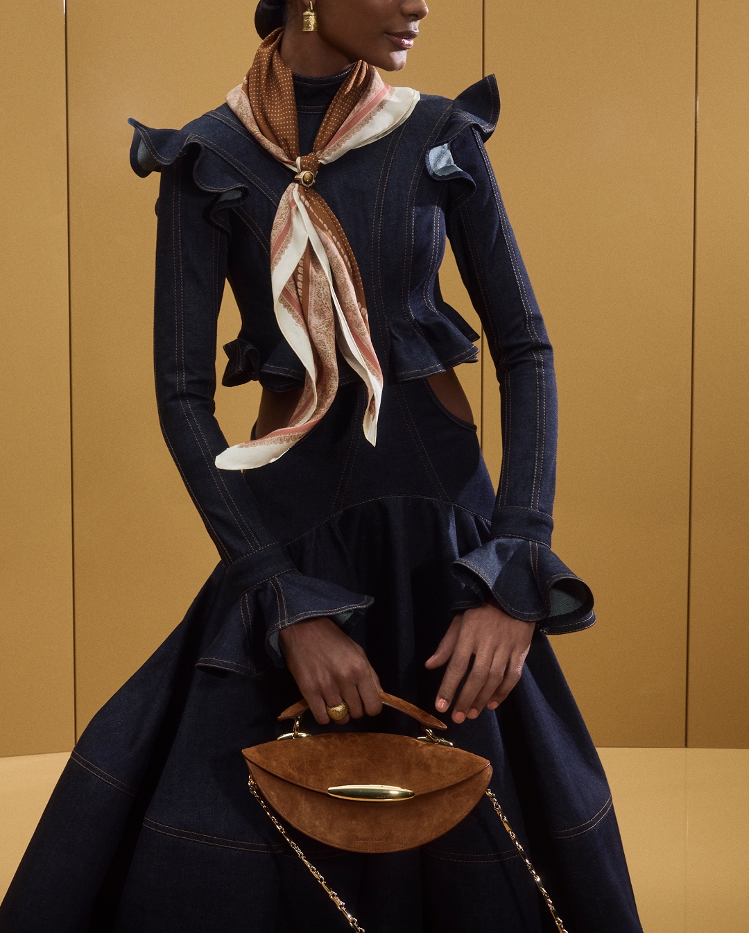Elisa in look 8 