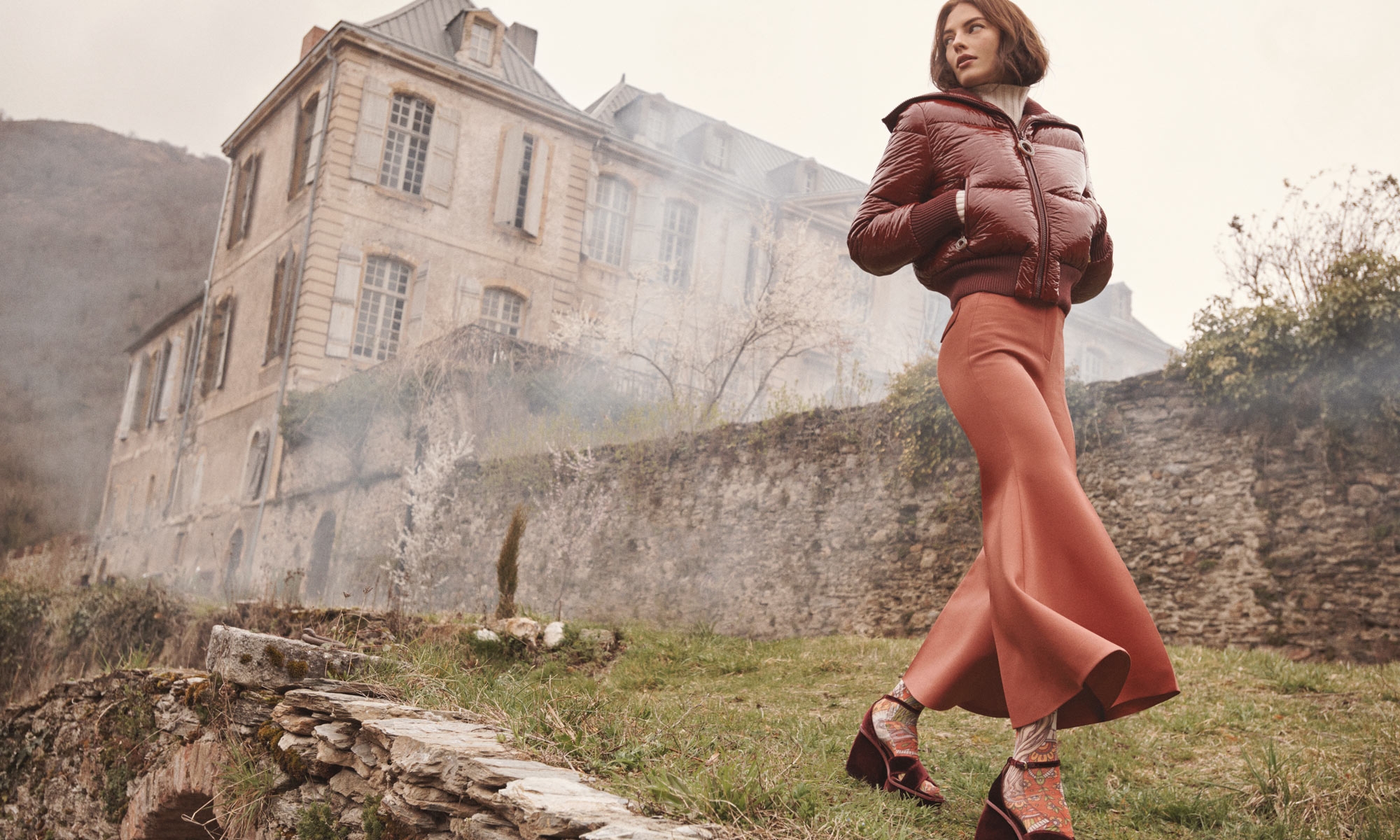 Maglione Celestial in cashmere color crema, crop flare cropped Kaleidoscope motivo rossetto, piumino Kaleidoscope color cioccolato, leggings Kaleidoscope con stampa zodiacale Ariete, sandalo con plateau in velluto in rosa 