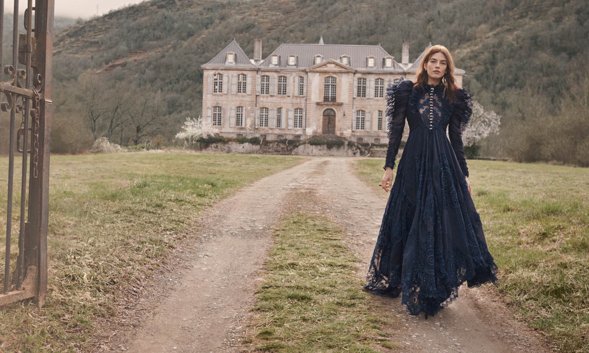 Abito da sera con merletto Celestial, blu navy, orecchino con borchie a sfera, quarzo marrone dorato, orecchino a catena a sfera oversize, quarzo marrone dorato, stivali alti elasticizzati Crescent, blu scuro 