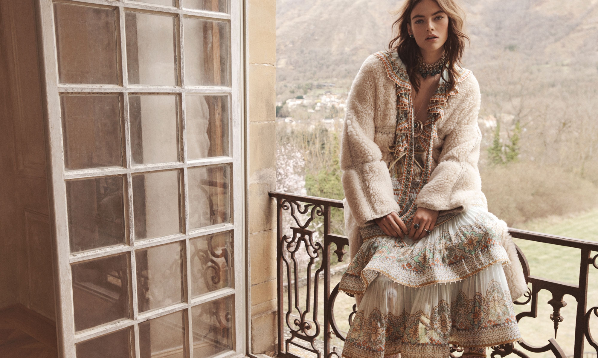 Midi arricciato Kaleidoscope con stampa zodiacale Capricorno, cappotto in shearling Kaleidoscope color vaniglia, orecchino con borchie a sfera malachite, pendente a catena a sfera malachite, leggings Kaleidoscope a riquadri Zodiac Girls, sandalo con plateau in velluto in rosa 