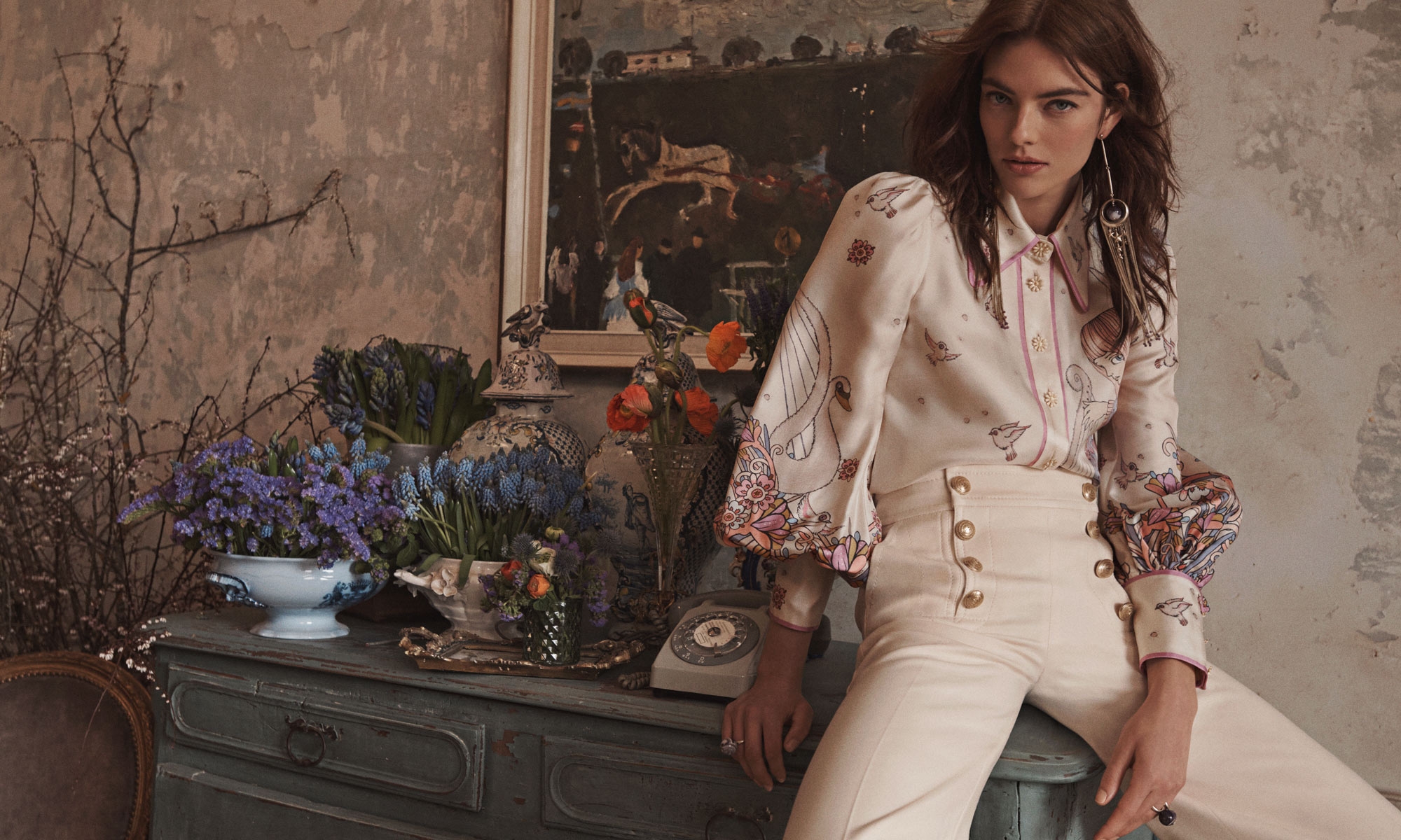Camicia sblusata Celestial con stampa zodiacale del segno della Vergine, pantaloni da marinaio Celestial color macadamia, orecchini a catena e sfera ametista, anello semi prezioso a sfera ametista 