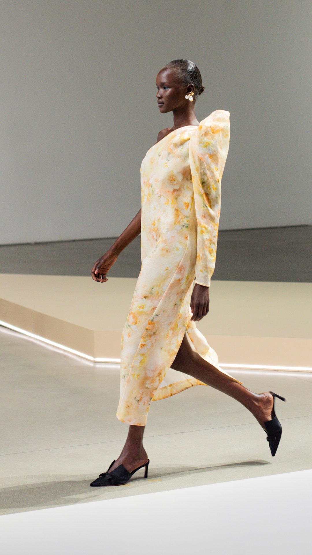  LOOK 31: CRUSH ASYMMETRICAL MIDI DRESS IN YELLOW FLORAL, ZIMMERMANN NOVA SINGLE CRAWLER IN GOLD/PEARL, ZIMMERMANN NOVA STUDS IN GOLD/PEARL AND ZIMMERMANN TUX MULE 65 IN BLACK 